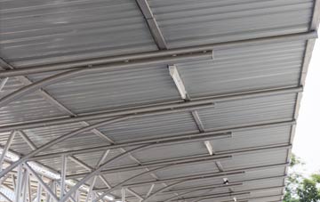 installing Penceiliogi metal roofing